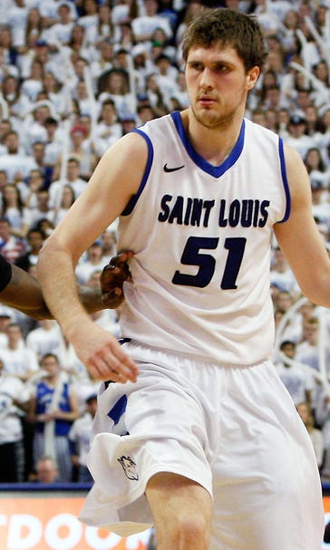 The pick-and-pop post: Rob Loe quietly keeps No. 10 SLU on course